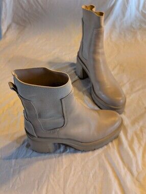 2/30$ Aldo Chunky Chelsea Boot in Taupe Gray